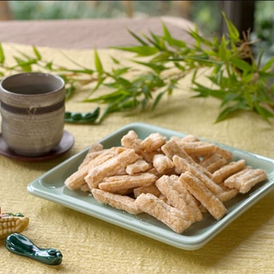 かむほどに口に広がる美味しさ　玄米おかき「いづも美人」