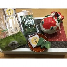 金木戸屋“山の香りふるさとの味”お菓子・鯰画房“福来雀”張り子セット