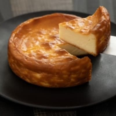 雪岡市郎兵衛洋菓子舗の「ベイクドチーズケーキ」と「いちじくのチーズケーキ」2個セット(各4号)