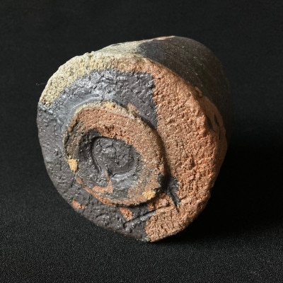 黒釉印刻茶碗