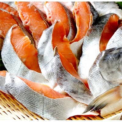 【のし付き】大手百貨店も扱う「新巻鮭姿切身」約1.7kg(4分割)