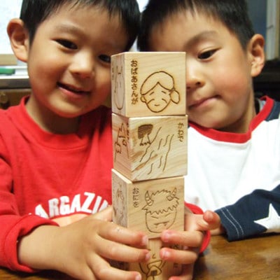 遠野の森の木の絵本 「 だれがどすた? ハングル 版 (日本語付き:女の子)」 もくもく絵本研究所