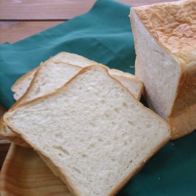 地元特産品を使ったシュークリームとタムタム特製高級食パン、ご当地アーモンドバターの3点詰め合わせ