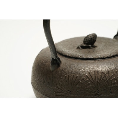 南部鉄器 鉄瓶 柚子形松 1L 【岩戸賢一郎 作】伝統工芸品 [Y0073]