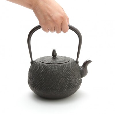 南部鉄器 鉄瓶 なつめ桜 1.8L【伝統工芸士 佐藤 勝芳 作】[Y0131]
