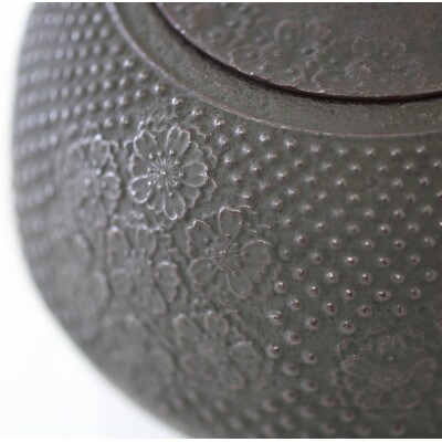 南部鉄器 鉄瓶 なつめ桜 1.8L【伝統工芸士 佐藤 勝芳 作】[Y0131]