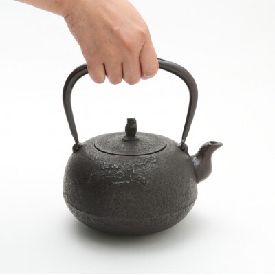 南部鉄器 鉄瓶 丸南部松(小) 1.5L【伝統工芸士 佐藤 勝芳 作】[Y0132]