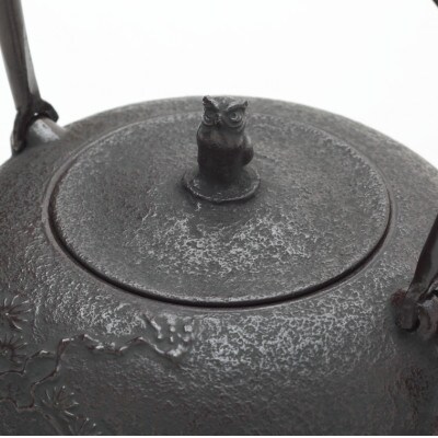 南部鉄器 鉄瓶 丸南部松(小) 1.5L【伝統工芸士 佐藤 勝芳 作】[Y0132]