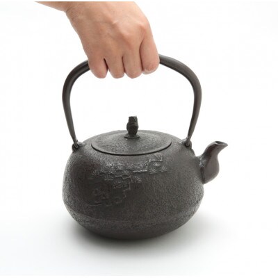南部鉄器 鉄瓶 丸南部松(中) 1.8L【伝統工芸士 佐藤 勝芳 作】[Y0133]