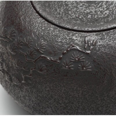 南部鉄器 鉄瓶 丸南部松(中) 1.8L【伝統工芸士 佐藤 勝芳 作】[Y0133]