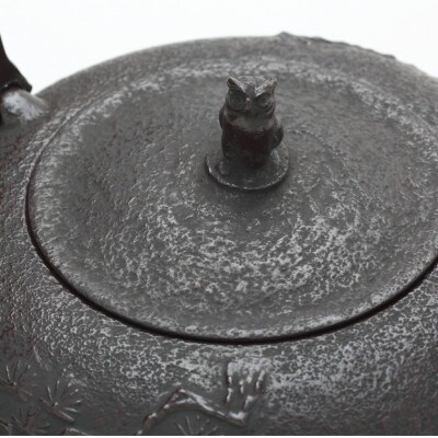 南部鉄器 鉄瓶 丸南部松(中) 1.8L【伝統工芸士 佐藤 勝芳 作】[Y0133]