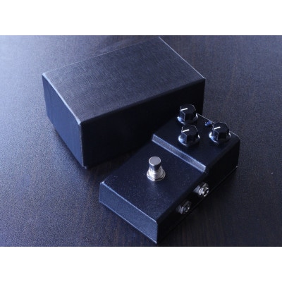 南部鉄器 エフェクター 黒船  (KUROFUNE)  ファズ 歪み 伝統工芸品 [AK034]