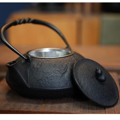 南部鉄器 鉄瓶 ひさご(茶こし付き)0.5L 黒寂 及富作 伝統工芸品 [AK047]