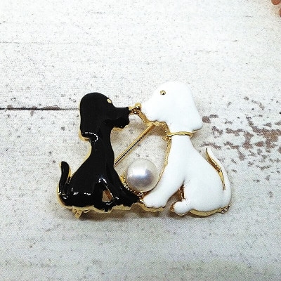 ブローチ・イヌ2匹白黒(淡水本真珠・ボタン) 1968