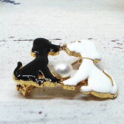 ブローチ・イヌ2匹白黒(淡水本真珠・ボタン) 1968