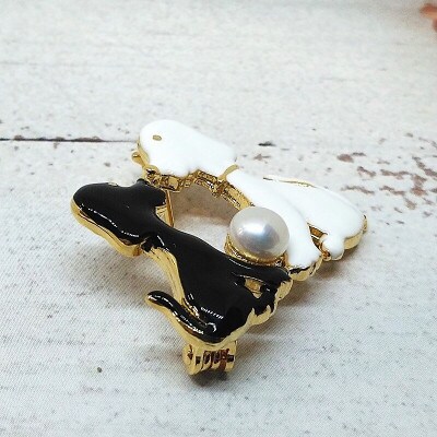 ブローチ・イヌ2匹白黒(淡水本真珠・ボタン) 1968