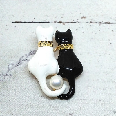 ブローチ・ネコ2匹白黒(淡水本真珠・ボタン) 1971