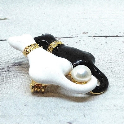 ブローチ・ネコ2匹白黒(淡水本真珠・ボタン) 1971