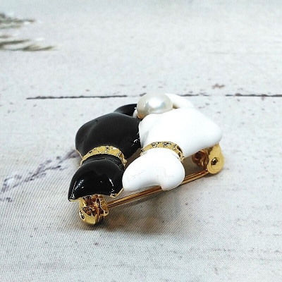 ブローチ・ネコ2匹白黒(淡水本真珠・ボタン) 1971