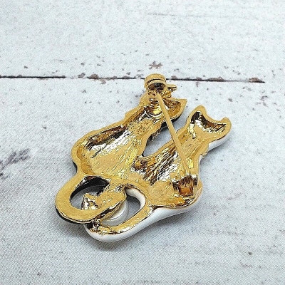 ブローチ・ネコ2匹白黒(淡水本真珠・ボタン) 1971