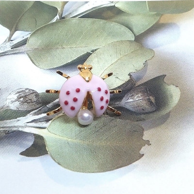 真珠ピンクブローチ・てんとう虫(ピンク)(淡水本真珠・ボタン) 2109