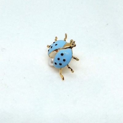 真珠ピンクブローチ・てんとう虫(水色)(淡水本真珠・ボタン)　2111