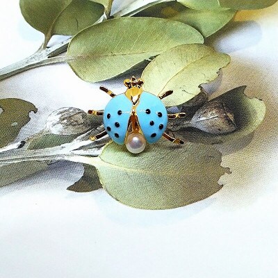 真珠ピンクブローチ・てんとう虫(水色)(淡水本真珠・ボタン)　2111