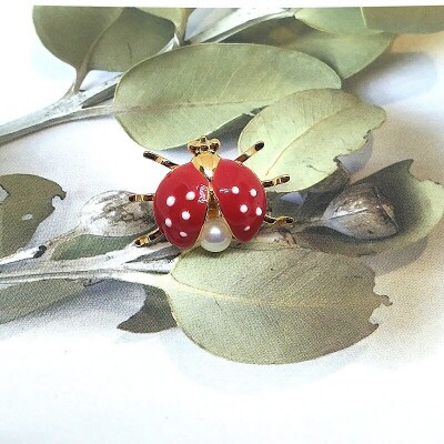 真珠ピンクブローチ・てんとう虫(赤)(淡水本真珠・ボタン)　2113