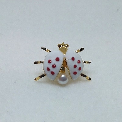 真珠ピンクブローチ・てんとう虫(白)(淡水本真珠・ボタン)　2114