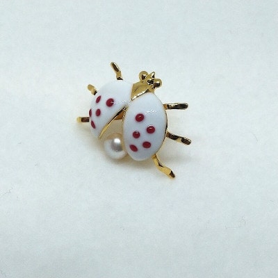 真珠ピンクブローチ・てんとう虫(白)(淡水本真珠・ボタン)　2114