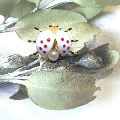 真珠ピンクブローチ・てんとう虫(白)(淡水本真珠・ボタン)　2114