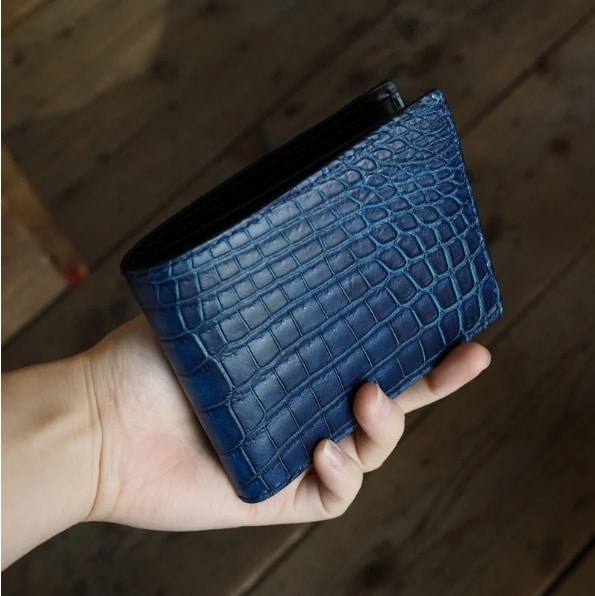 藍染めクロコダイル二つ折り財布 本革 プレゼントや記念日等のお祝いに【受注生産】