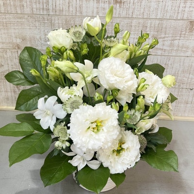 1960年創業 老舗花屋の御供生花アレンジメント(白×グリーン系定番デザイン)冷蔵でお届け