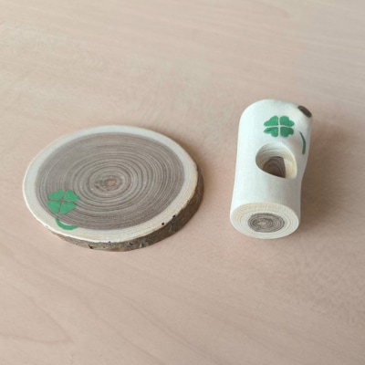 木製 エンジュのやすらぎアロマウッド台座付き 四つ葉のクローバー入り[No.5325-0560]