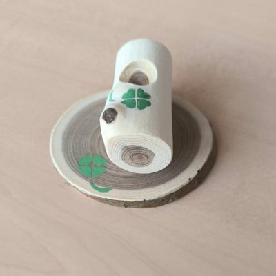 木製 エンジュのやすらぎアロマウッド台座付き 四つ葉のクローバー入り[No.5325-0560]