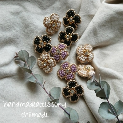 ビーズ 刺繍 お花 :ピアス 白(ふちゴールド)ジュエリー アクセサリー chiimade  