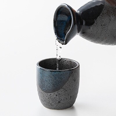 数量限定品！『弥彦　純米大吟醸　プレミアム33  桐箱入り』 楽天市場】日本酒 数量限定 販売店限定『 弥彦 PREMIUM33 純米大