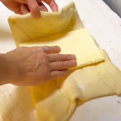 15倍の衝撃!顔より大きい　超巨大クロワッサン1個(全長約45cm～50cm)