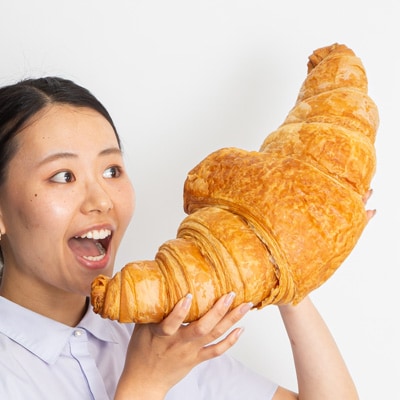 15倍の衝撃!顔より大きい　超巨大クロワッサン1個(全長約45cm～50cm)