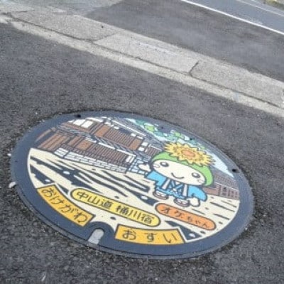 ご当地マンホール〈埼玉県桶川市〉カラーデザイン蓋φ600用(スタンド付き)