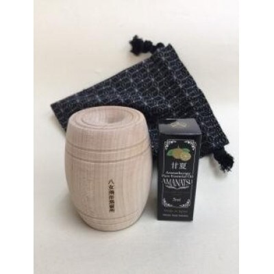 思い出アロマ トラベルセット TKB【甘夏精油/アロマウッド　樽(九州産かえで)/巾着袋　黒】