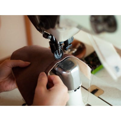 靴工房で体験する、イタリアンレザーを使ったバブーシュ作りの参加チケット