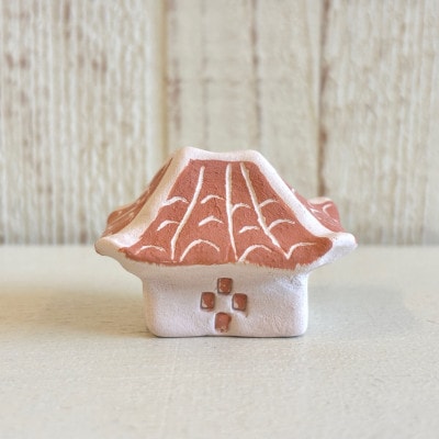 【やちむん・焼き物】ミンサー柄入り陶器 赤瓦屋根オブジェ