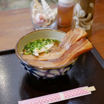 【沖縄県共通返礼品】きんそば 生麺 大きな三枚肉そば 4食セット(沖縄そば/与那原町)