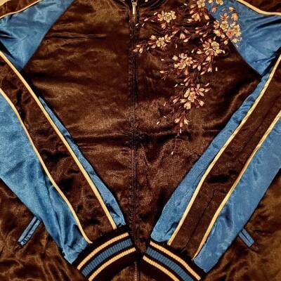 ふるさと納税 横須賀市 日本地図と舞妓柄刺繍スカジャンMサイズ 日本地図と舞妓柄刺繍スカジャンMサイズ | 神奈川県横須賀市