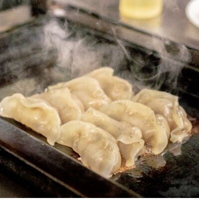新潟がんこ屋の「佐渡黒豚餃子」3パックと「ジャンボ餃子」2パック