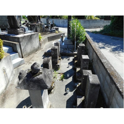 お墓の清掃作業(草むしり3時間、ゴミ運搬1時間)