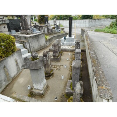 お墓の清掃作業(草むしり3時間、ゴミ運搬1時間)
