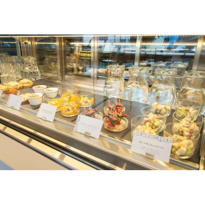 彩りあふれる料理と温かな異空間に包まれる、hitotokiの選べる週替わりランチ