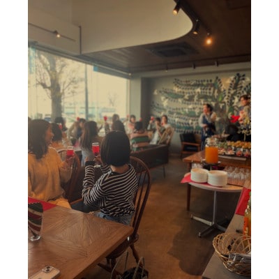 hitotokiのアート空間を完全貸切!特別料理と乾杯で楽しむあなただけのひとときを。